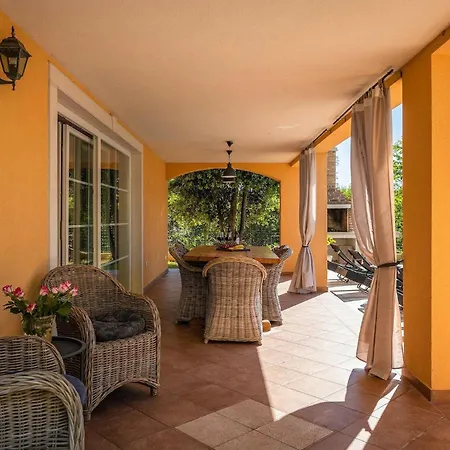 Semesterbostad Ari *