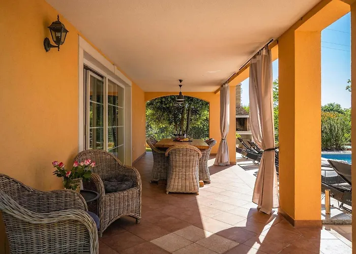 Semesterbostad Ari *